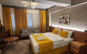 Aleksandr Pera Hotel